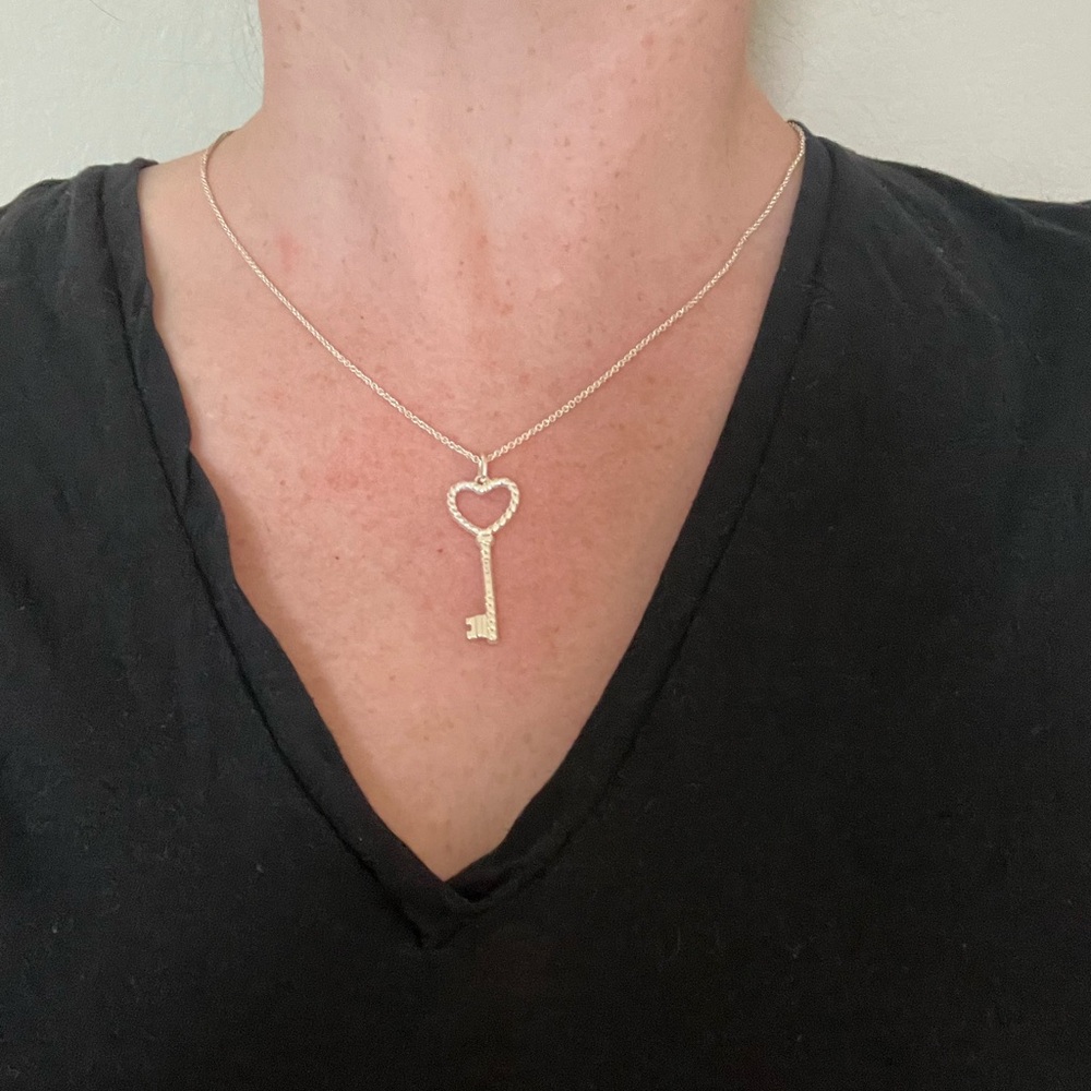 🌸🌸 Authentic Tiffany & Co. Silver Twist Heart Key on 16” Sterling Silver… - Picture 7 of 7